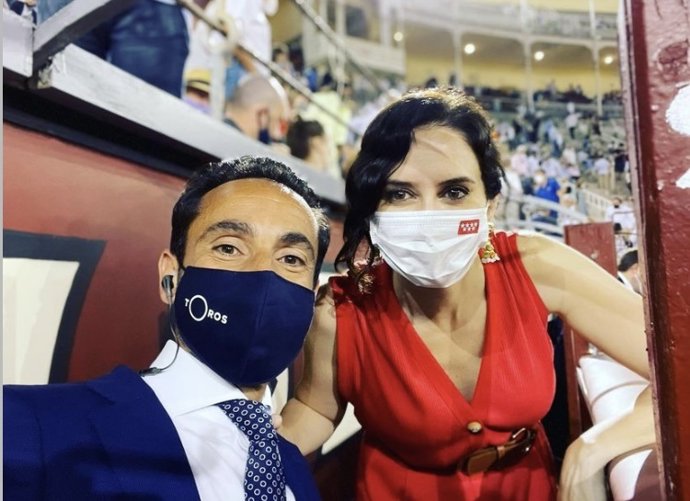 La presidenta de la Comunidad de Madrid, Isabel Díaz Ayuso, y David Casas en Las Ventas