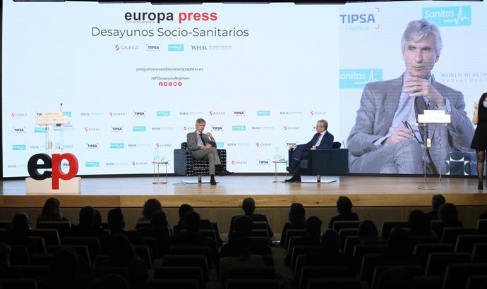 El conseller de Salud, Josep Maria Argimon (i), y el director de Europa Press, Javier García Vila, conversan en un Desayuno Socio-Sanitarios de Europa Press