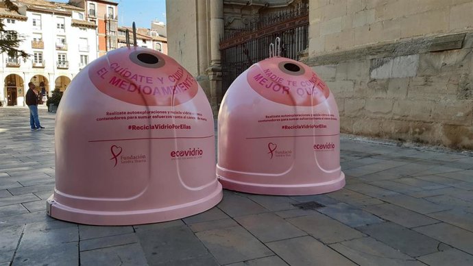 Logroño colabora en la campaña solidaria 'Recicla vidrio por ellas' con dos iglús rosas en la Plaza del Mercado