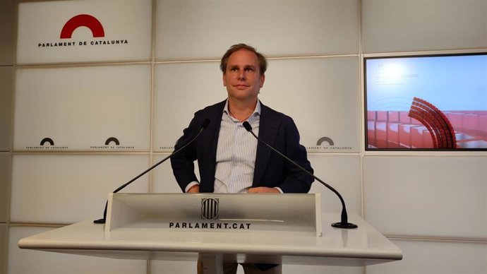 El portavoz de Vox en el Parlament, Joan Garriga, en rueda de prensa en el Parlament, a 13 de octubre de 2021.