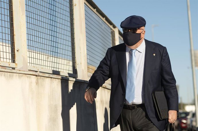 El ahora comisario jubilado José Manuel Villarejo a su llegada a la Audiencia Nacional para declarar en el primer juicio de la macrocausa 'Tándem', a 13 de octubre de 2021, en San Fernando de Henares, Madrid, (España). La Audiencia Nacional arranca este
