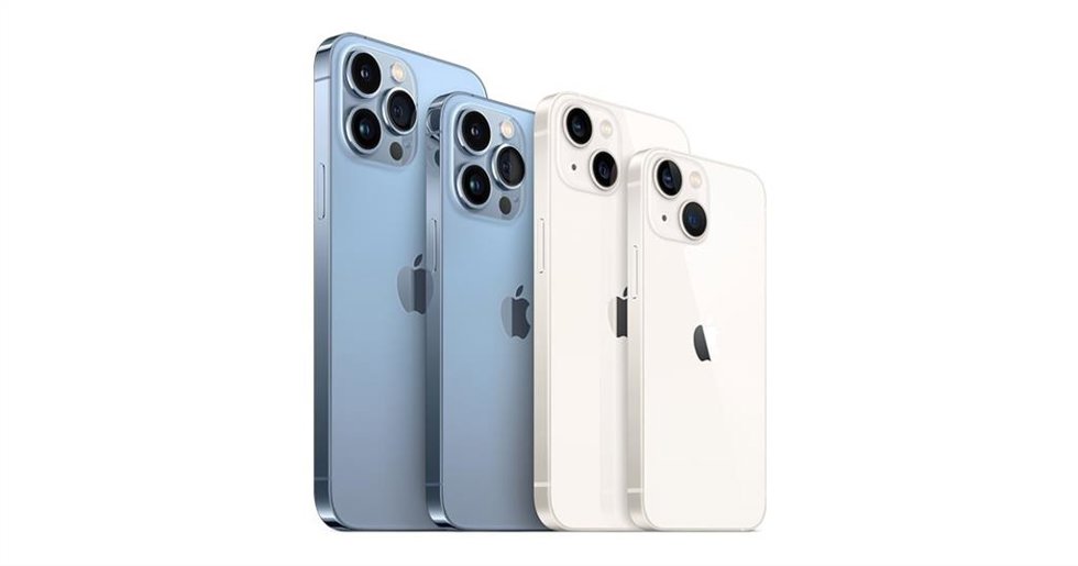 Los cuatro modelos de la familia iPhone 13: Pro Max, Pro, estándar y Mini, de izquierda a derecha.