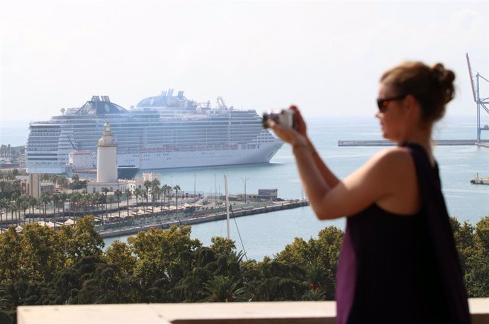 Varios turistas pasean por la calles de Málaga, después de que haya atracado un crucero con más de seis mil cruceristas durante el puente de la Hispanidad a 12 de octubre de 2021 en Málaga (Andalucía). La ocupación de los hoteles de la ciudad, se encuen