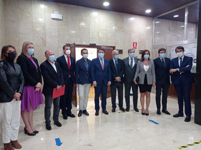 Imagen de los asistentes a la firma de los acuerdos en el marco del diálogo social en Palencia.