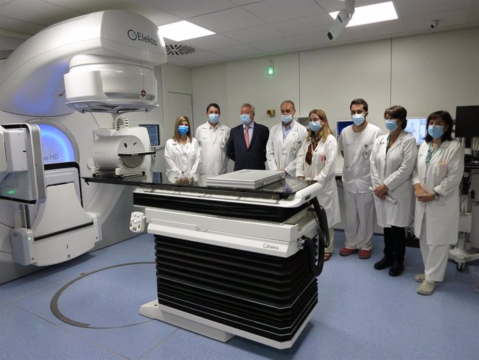 Profesionales y responsables del Hospital Miguel Servet de Zaragoza presentan el nuevo acelerador de electrones del centro, de última generación, para tratar tumores con radioterapia.
