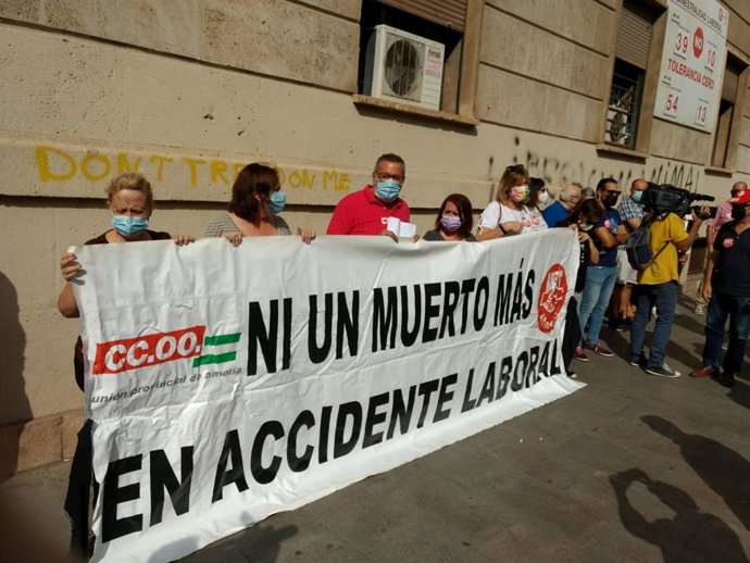 Concentración por la muerte de un trabajador en accidente laboral en Almería.