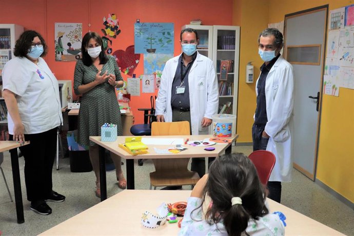La delegada de Educación, Estela Villalba, visita un aula hospitalaria.