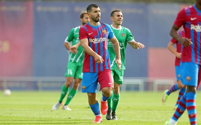 El delantero argentino Kun Agüero en el partido amistoso de preparación entre FC Barcelona y UE Cornell (2-2) en la Ciutat Esportiva Joan Gamper, el 13 de octubre de 2021