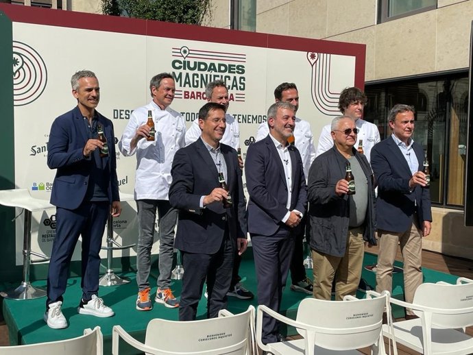 (Arriba) Sergio Y Javier Torres, Joaquim López Y Jordi Cruz (Abajo) Oscar Latorre (Mahou San Miguel), Jaume Collboni (Ayuntamiento De Barcelona), Pere Chías (Gremi De Restauració De Barcelona) Y Gabriel Jené (Barcelona Oberta).