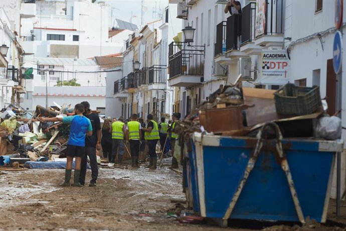Tareas de limpieza en las calles del pueblo al día siguiente del temporal de lluvia que sufrió la provincia de Huelva a 24 de septiembre 2021 en Lepe (Huelva, Andalucía), foto de archivo