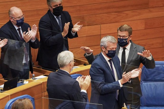 O presidente da Xunta de Galicia, Alberto Núñez Feijóo (1d); o vicepresidente primeiro, Alfonso Rueda (2d), e o vicepresidente segundo, Francisco Conde (3d), durante o debate do Estado da Autonomía de Galicia.