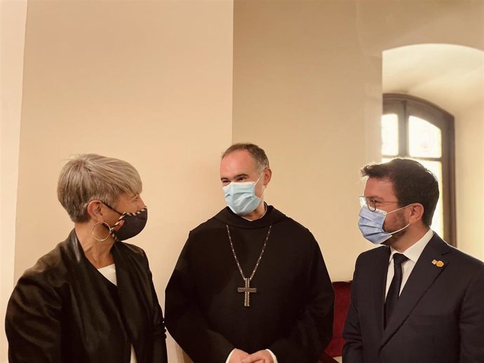 La consellera de Justicia, Lourdes Ciuró, el abad del Monasterio de Santa Maria de Montserrat, Manel Gasch, y el presidente de la Generalitat, Pere Aragons
