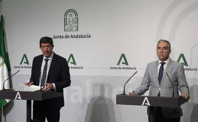 El vicepresidente de la Junta y consejero de Turismo, Regeneración, Justicia y Administración Local, Juan Marín (i) y el consejero de la Presidencia, Administración Pública e Interior y portavoz del Gobierno andaluz, Elías Bendodo (d), comparecen en rue