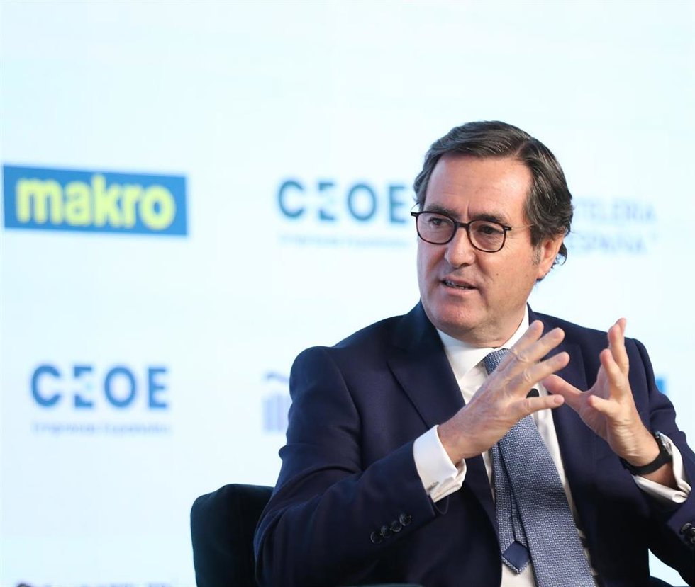 El presidente de la CEOE, Antonio Garamendi, interviene en el encuentro informativo Makro La hostelería, uno de los principales motores de desarrollo económico y social de España, en el Auditorio El Beatriz, a 13 de octubre de 2021, en Madrid (España).
