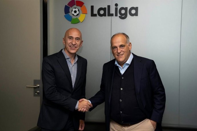 Mario Hernando, director General de World Pádel Tour, y Javier Tebas, presidente de LaLiga, tras sellar el acuerdo