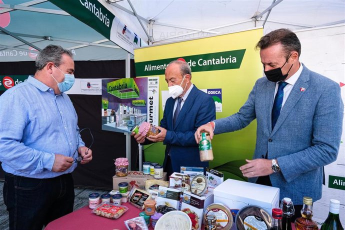 Los consejeros de Alimentación, Guillermo Blanco, y de Turismo, Javier López Marcano, reciben a los productores agroalimentarios que participarán en el Salón del Gourmet de Madrid.