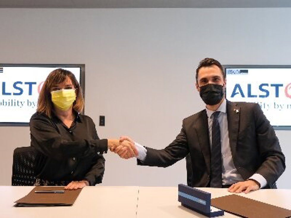 El conseller Roger Torrent y la directora general de Alstom en Santa Perptua (Barcelona) firman un convenio