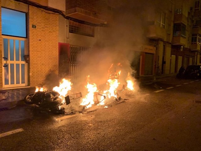 Un incendio calcina tres ciclomotores, dos motocicletas y afecta varios vehículos en la zona norte