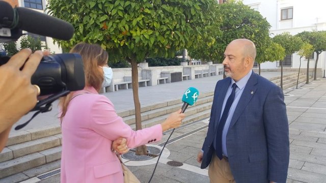 El diputado de Cs José María Casares atiende a los medios de comunicación.