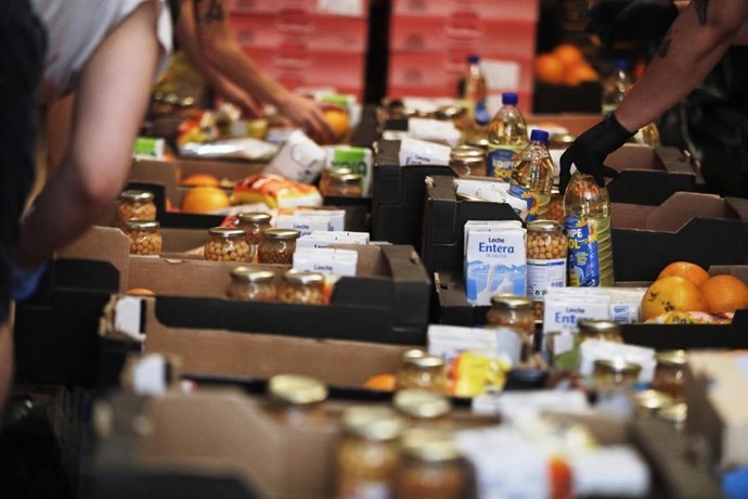 Archivo - Reparto de alimentos (archivo)