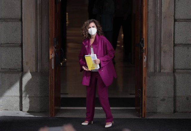 La ministra de Hacienda y Función Pública, María Jesús Montero, a su llegada con el Proyecto de Ley de Presupuestos del Estado de 2022 en el Congreso de los Diputados, a 13 de octubre de 2021, en Madrid, (España). Tras la presentación del Proyecto de Ley 