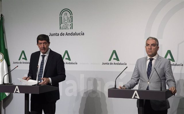 El vicepresidente de la Junta y consejero de Turismo, Regeneración, Justicia y Administración Local, Juan Marín (i) y el consejero de la Presidencia, Administración Pública e Interior y portavoz del Gobierno andaluz, Elías Bendodo (d), comparecen en rueda