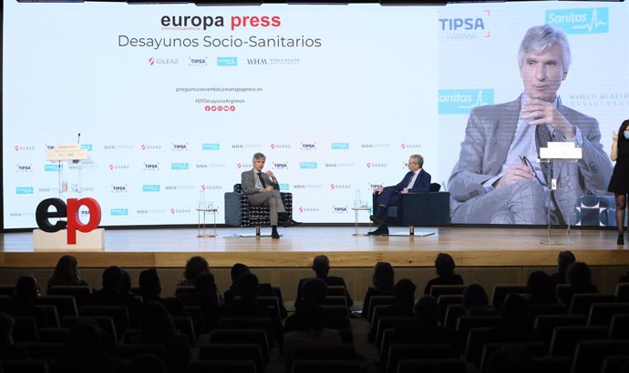 El conseller de Salut, Josep Maria Argimon (e), i el director d'Europa Press, Javier García Vila, en l'esmorzar sociosanitari de l'agncia