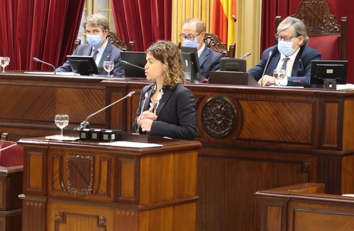 La consellera de Hacienda y Relaciones Exteriores, Rosario Sánchez, durante el pleno del Parlament.