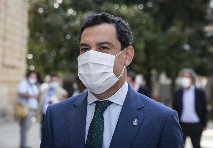 El presidente de la Junta, Juanma Moreno, en la sede del Parlamento andaluz (Fotografía de archivo)