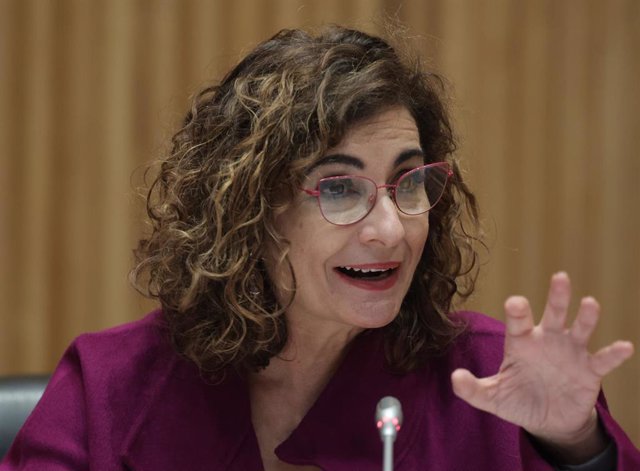 La ministra de Hacienda y Función Pública, María Jesús Montero, interviene en una rueda de prensa tras la entrega del Proyecto de Ley de Presupuestos del Estado de 2022 a la presidenta del Congreso