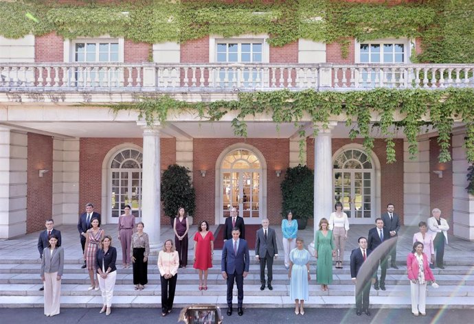 Archivo - Foto de familia de todos los ministros en la escalinata del Palacio de la Moncloa