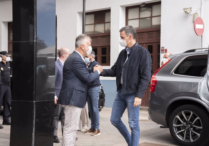 El presidente del Gobierno de Canarias, Ángel Víctor Torres, recibe al presidente del Gobierno, Pedro Sánchez, a su llegada a La Palma para partiicpar en la rernión del comité director del Pevolca