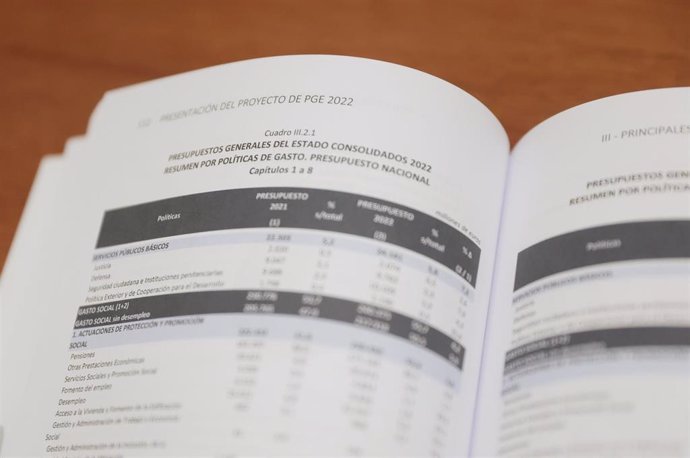 Documento del Proyecto de Ley de Presupuestos del Estado de 2022 presentado por la ministra de Hacienda a la presidenta del Congreso, en el Congreso de los Diputados, a 13 de octubre de 2021, en Madrid, (España). 