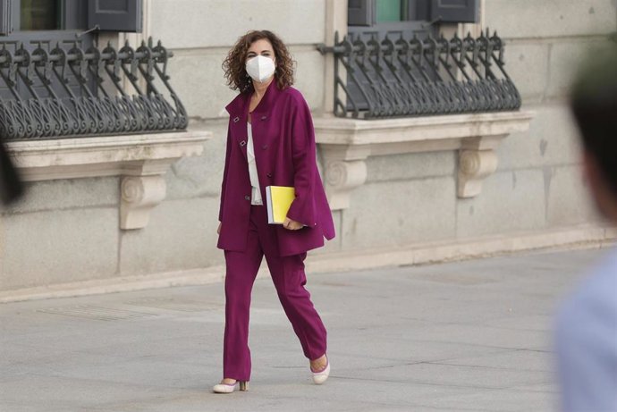 La ministra de Hacienda y Función Pública, María Jesús Montero, a su llegada con el Proyecto de Ley de Presupuestos del Estado de 2022 en el Congreso de los Diputados, a 13 de octubre de 2021, en Madrid, (España). 