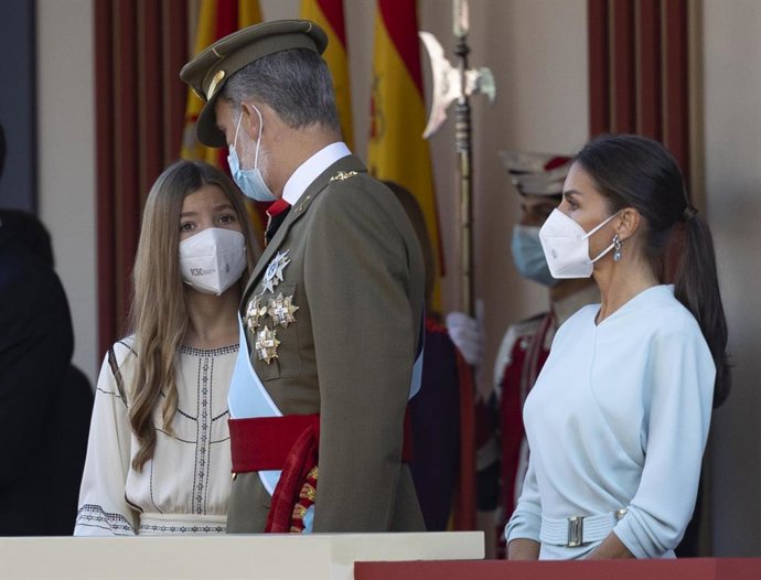 La infanta Sofía habla con su padre el rey Felipe VI, al lado de la reina Letizia, durante el acto solemne de homenaje a la bandera nacional y desfile militar en el Día de la Hispanidad, a 12 de octubre de 2021, en Madrid, (España). La mejora de la situ