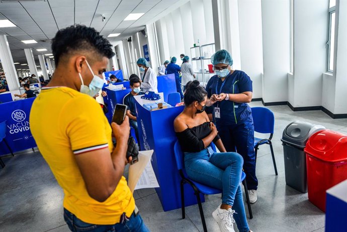 Archivo - 05 August 2021, El Salvador, San Salvador: A young woman receives a dose of the Moderna coronavirus (COVID-19) vaccine. El Salvador opened vaccinations for kids over 12 years old amidst a COVID-19 spike that registers 88,371 confirmed cases an
