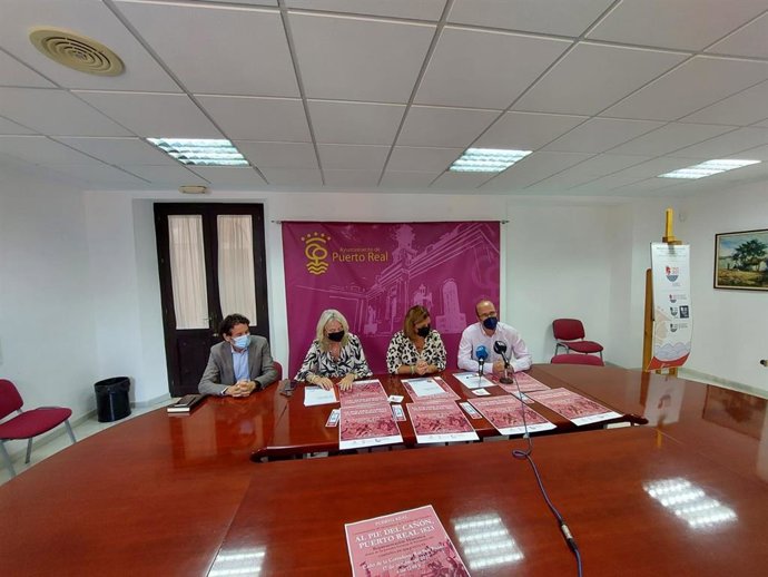 La delegada de Cultura y Patrimonio Histórico de la Junta de Andalucía en Cádiz, Mercedes Colombo, durante el acto de presentación de la Recreación histórica 'Al pie del cañón, Puerto Real 1823'.