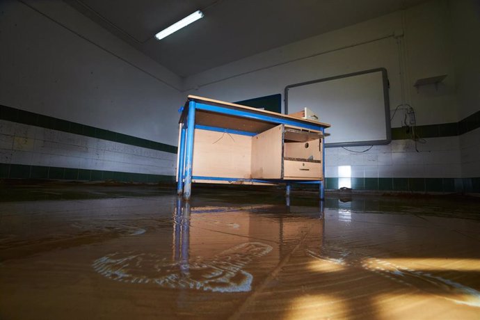 Pupitre en un colegio al día siguiente del temporal de lluvia que sufrió la provincia de Huelva el pasado 23 de septiembre.