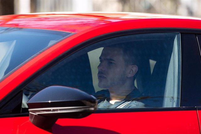 Archivo - Lucas Hernandez conduce su automóvil antes de un entrenamiento con el Bayern