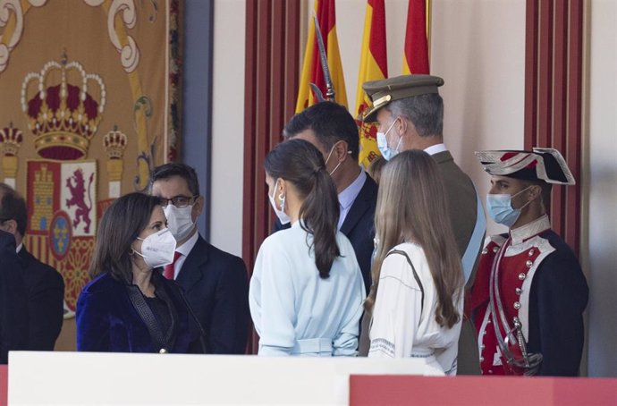 (I-D) La ministra de Defensa, Margarita Robles; el ministro de Presidencia, Félix Bolaños; el presidente del Gobierno, Pedro Sánchez; la reina Letizia; el rey Felipe VI; y la infanta Sofía, charlando antes del desfile del 12 de octubre