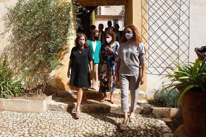 (I-D) La presidenta de Baleares, Francina Armengol; la consellera de Hacienda, Rosario Sánchez; la ministra de Hacienda, María Jesús Montero, y la presidenta del Consell de Mallorca, Catalina Cladera, a su llegada a la reunión de la Comisión Mixta.