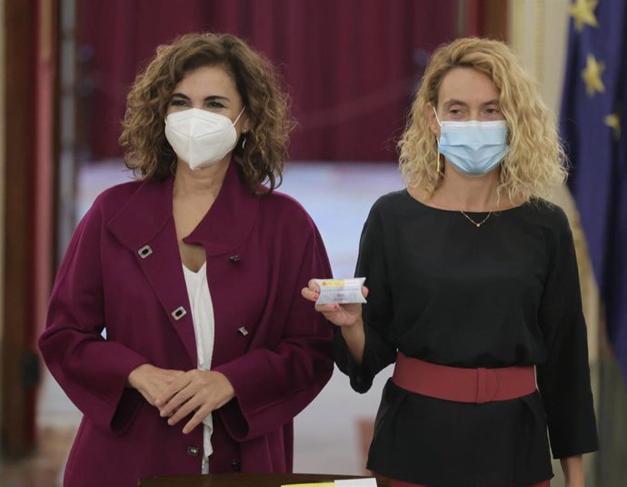 María Jesús Montero entrega el Proyecto de Ley de Presupuestos a la presidenta del Congreso