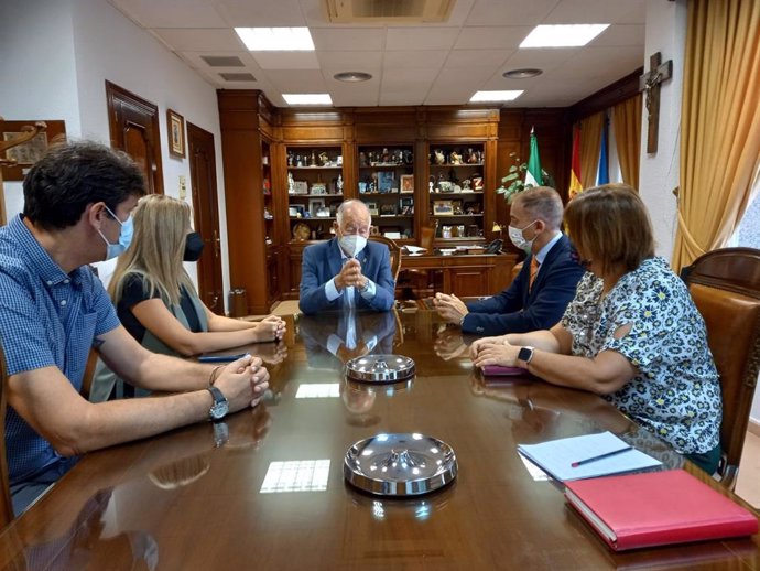 Antonio Jiménez en su reunión con Gabriel Amat sobre centros educativos en Roquetas de Mar (Almería)