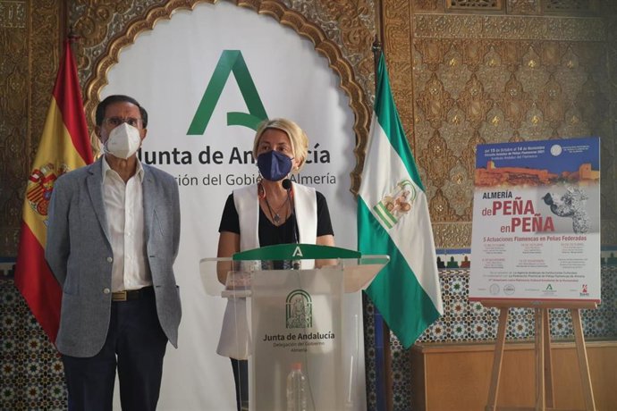 El presidente de la Federación Provincial de Peñas Flamencas de Almería, Manuel Delgado, y la delegada de Cultura y Patrimonio Histórico, Eloísa Cabrera.