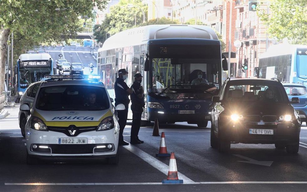 Archivo - Agentes de la Policía Municipal de Madrid realizan controles