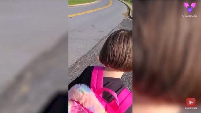 Un padre pone una sonrisa a su hija pequeña con un dulce mensaje cuando regresa del colegio