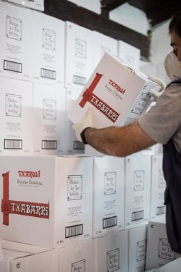 Archivo - Un trabajador de la empresa Txakoli Txabarri denominación de origen 'Vinos de Euskadi' coloca una caja de vino de su bogeda.En Zalla, Vizcaya, País Vasco, (España), a 16 de mayo de 2020.