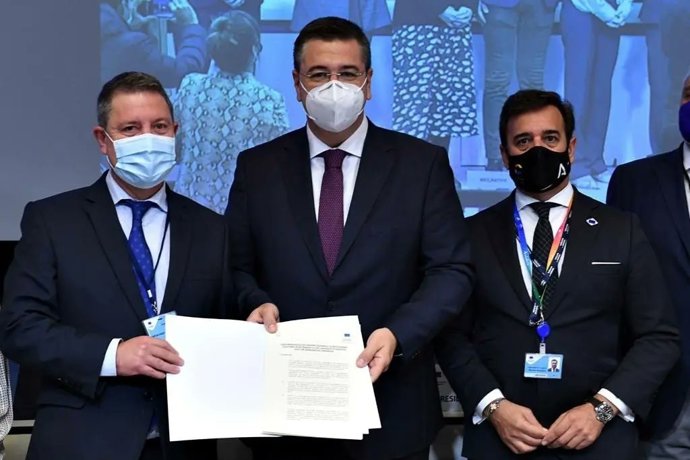 Cardenete, en la derecha, junto a la declaración conjunta de apoyo a la IGIA en el Comité Europeo de las Regiones.