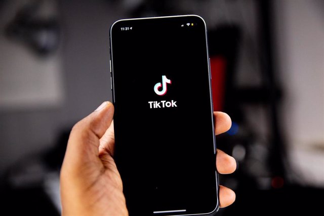 Móvil con el logo de TikTok.