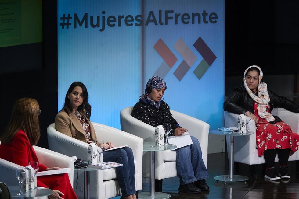 (I-D La eurodiputada del partido liberal, Soraya Rodríguez; la presidenta de Ciudadanos (Cs), Inés Arrimadas; la periodista y refugiada afgana Khadija Amin y la activista, investigadora y refugiada afgana Massouda Kohistani